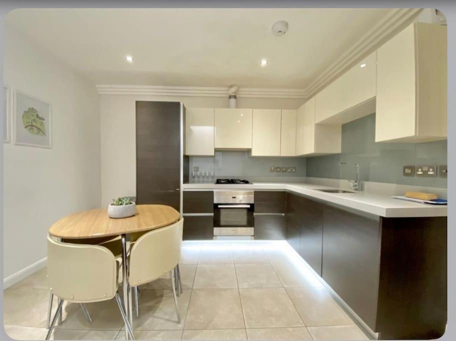 Luxury 4-Bed Apartment With Balcony & Garden, Near Emirates Stadium, 15 Mins To Central London Exterior foto